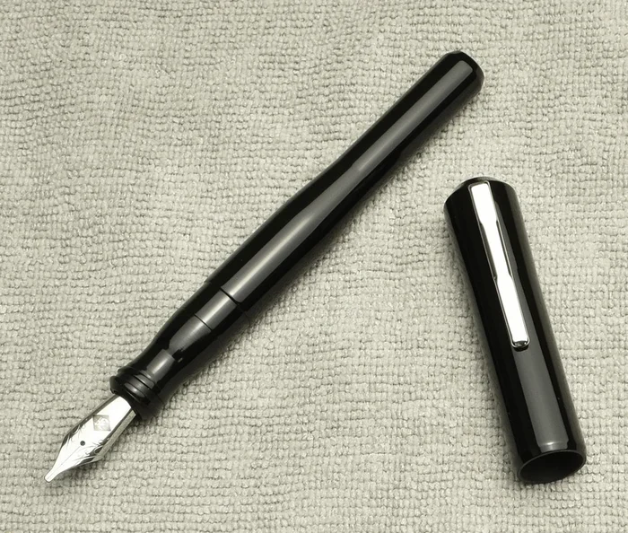 Model 02 Intrinsic Fountain Pen – Solid Black